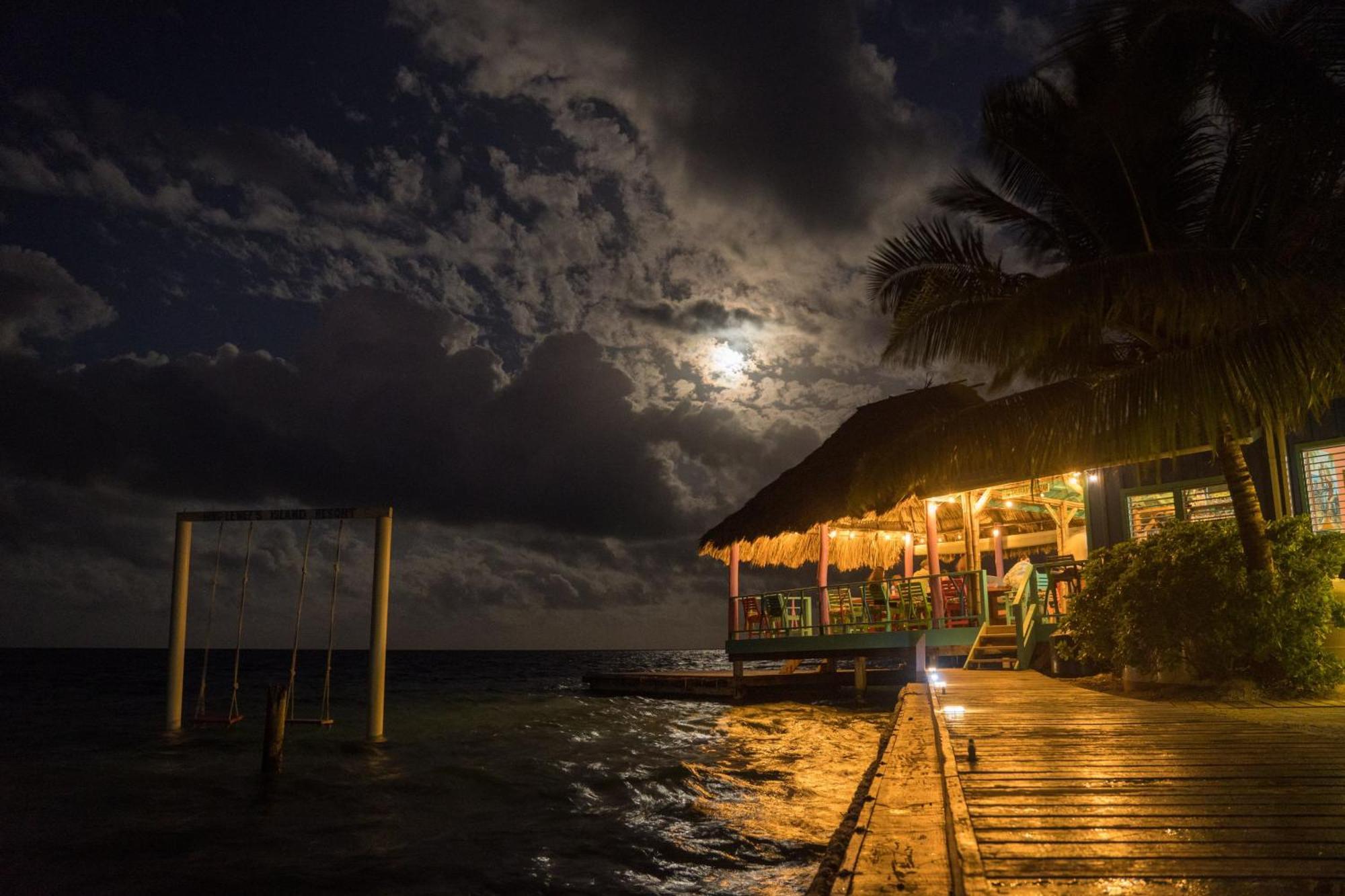 King Lewey'S Island Resort Placencia 外观 照片